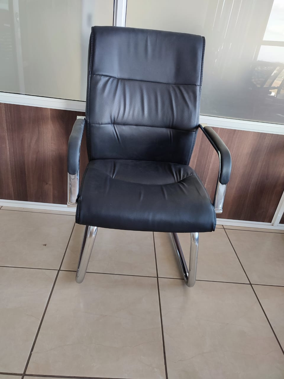 Stackable chrome office seats - Image 4
